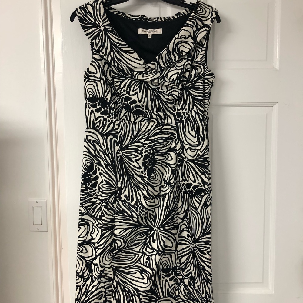 Black & white print dress size 8